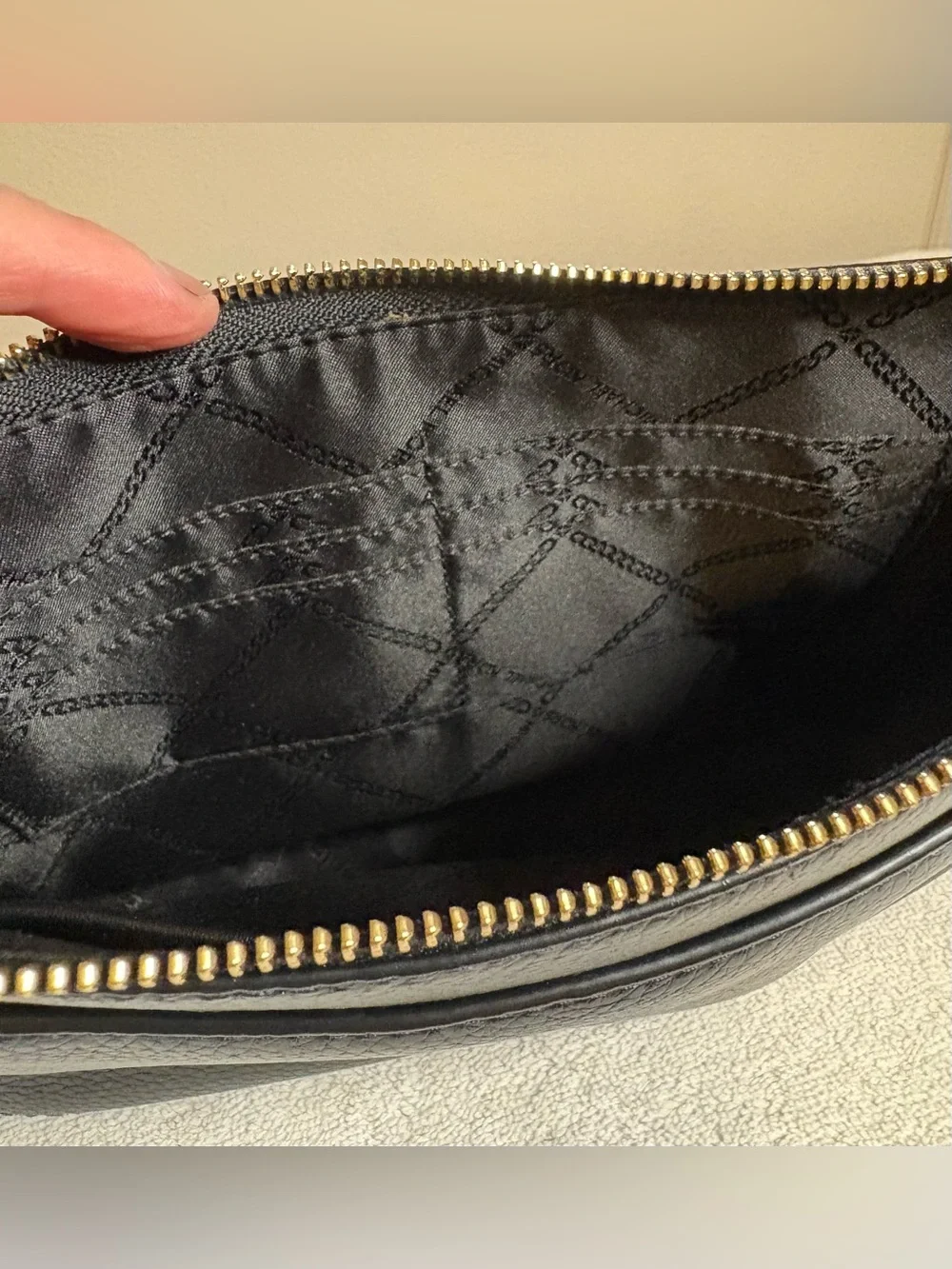 Michael Kors Jet Set Charm Medium Top Zip Pochette Black Pebbled Leather Bag